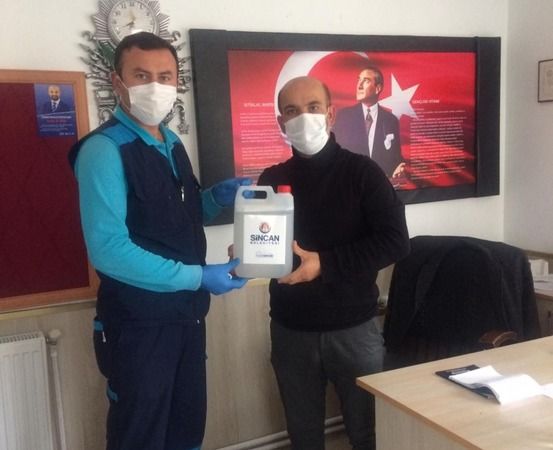 Ankara Sincan Belediyesi muhtarlara dezenfektan dağıttı 2